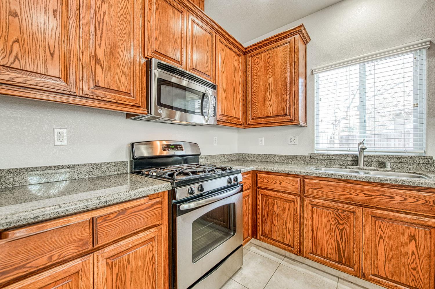 1559 Poe Ln, Clovis, CA 93611