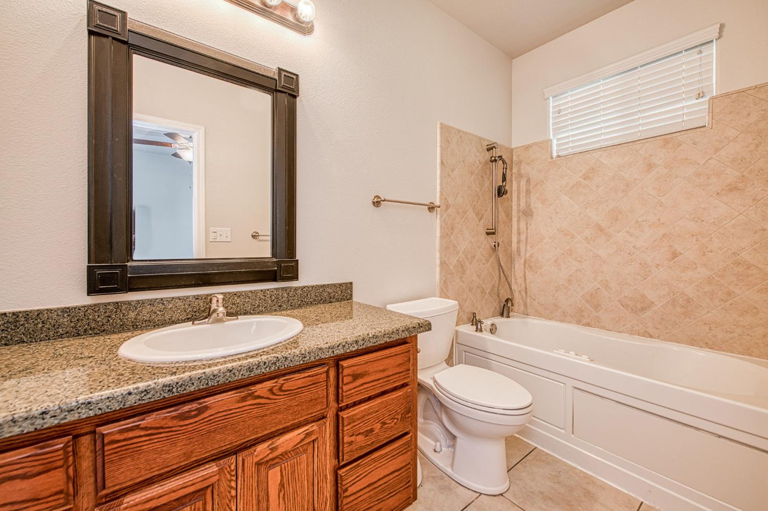 1559 Poe Ln, Clovis, CA 93611