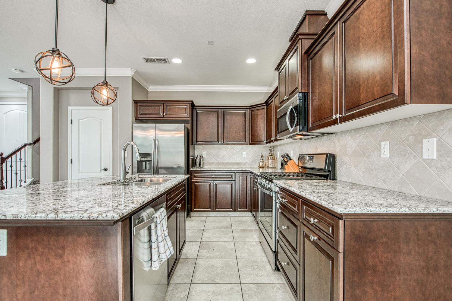 2087 E Makenna Dr, Fresno, CA 93730