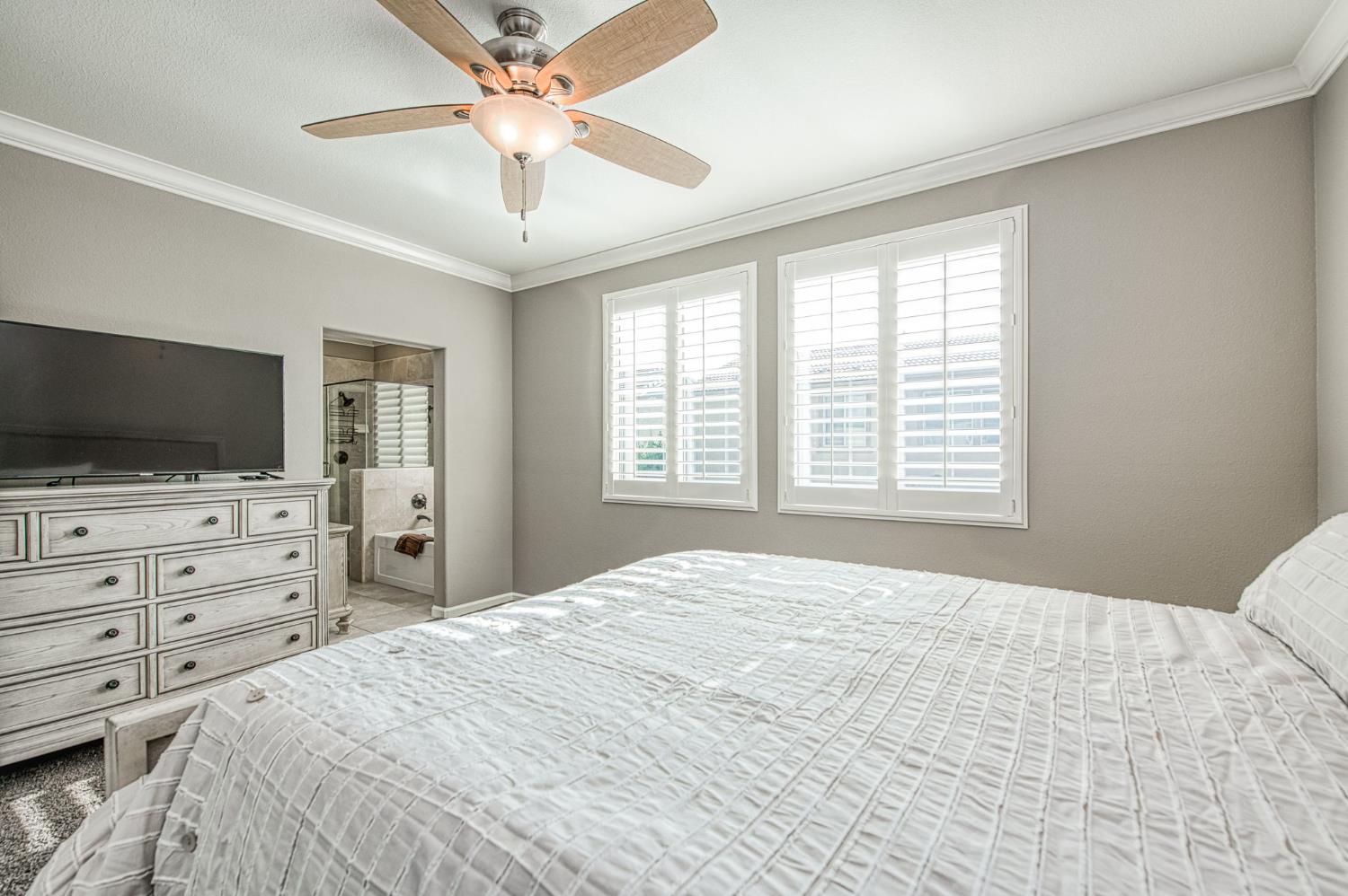 2087 E Makenna Dr, Fresno, CA 93730