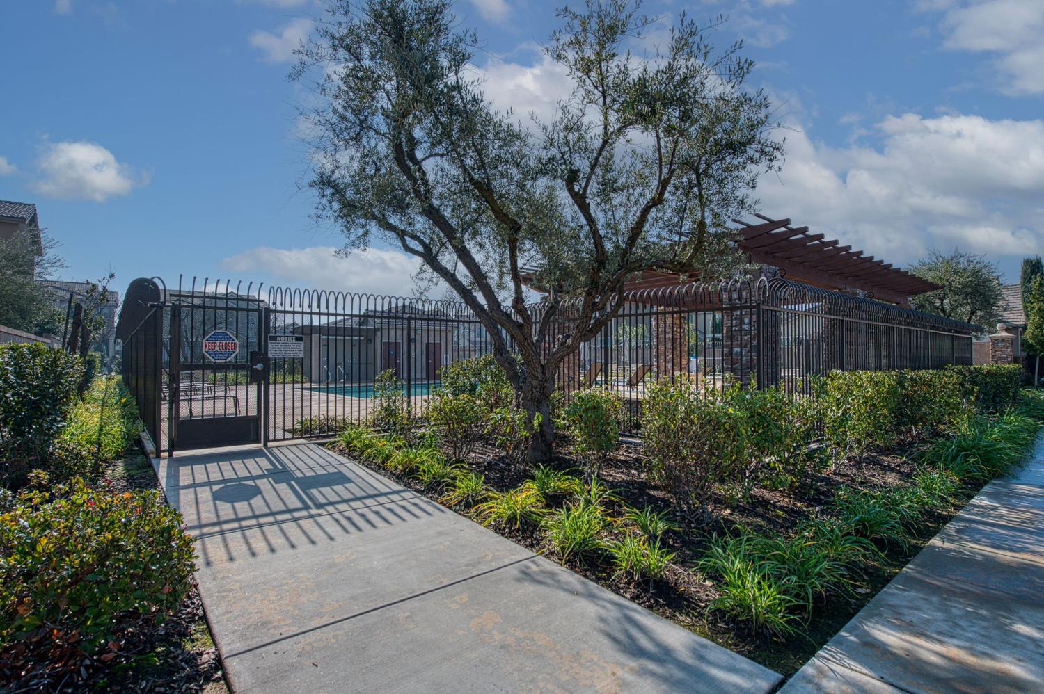 2087 E Makenna Dr, Fresno, CA 93730