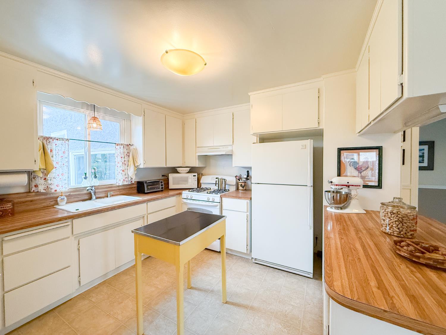 674 Wallis Ave, Gustine, CA 95340