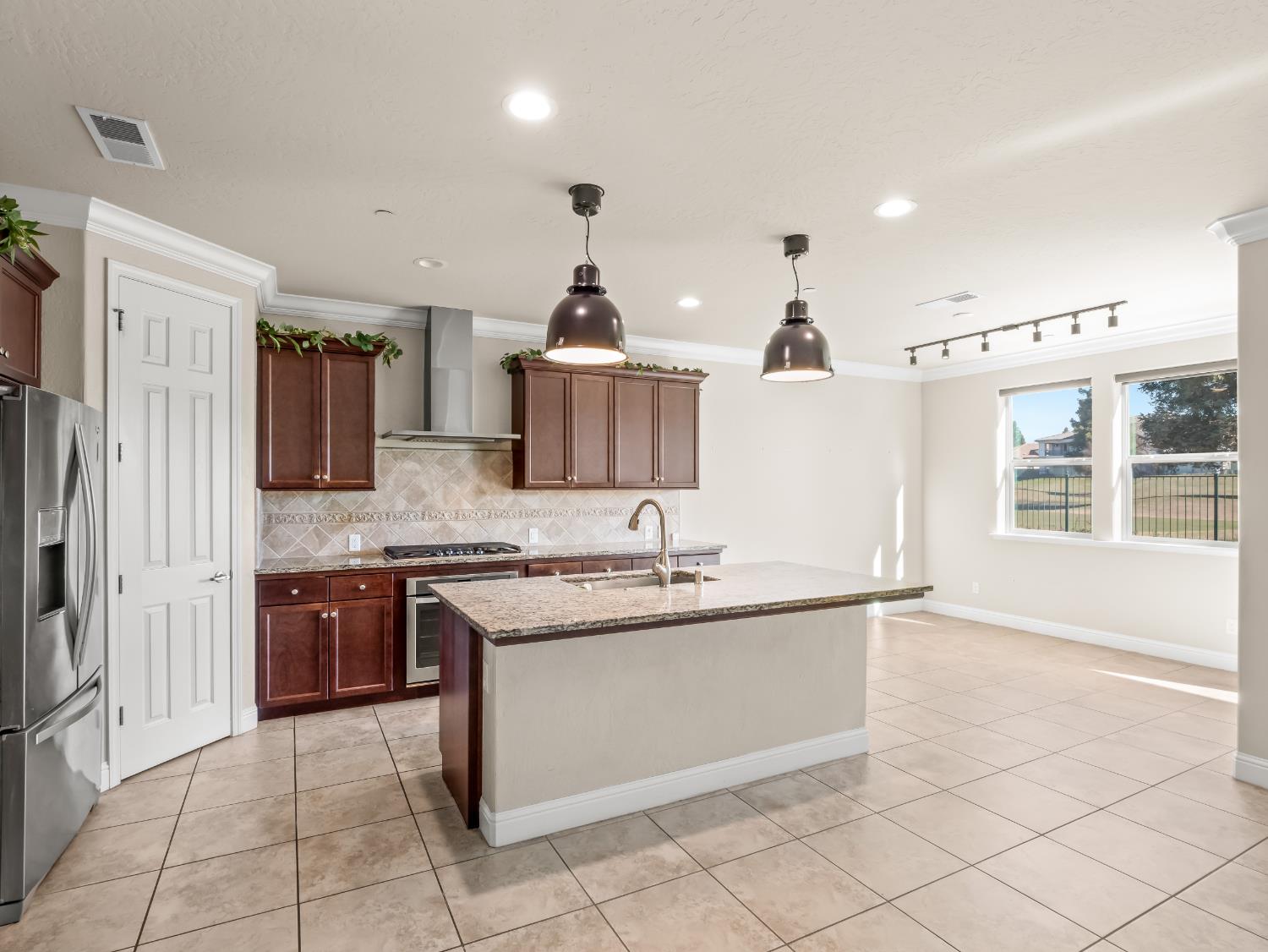 11584 N Via Venitzia Ave, Fresno, CA 93730