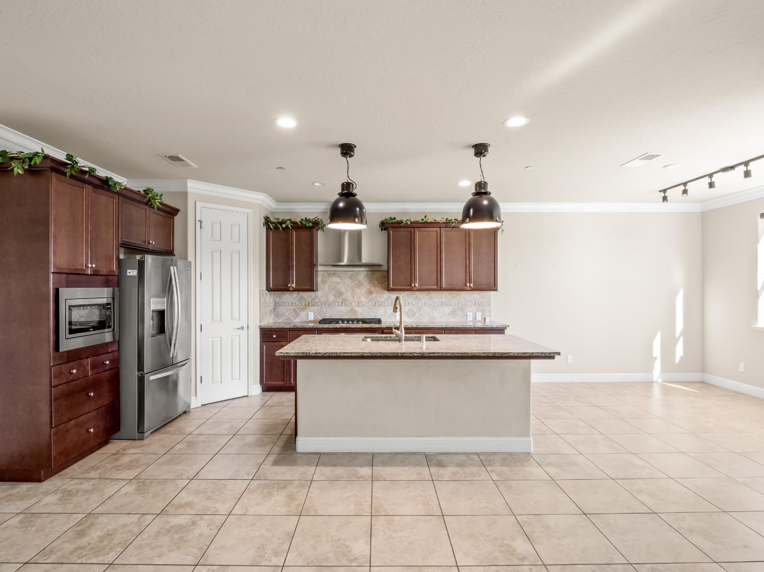 11584 N Via Venitzia Ave, Fresno, CA 93730