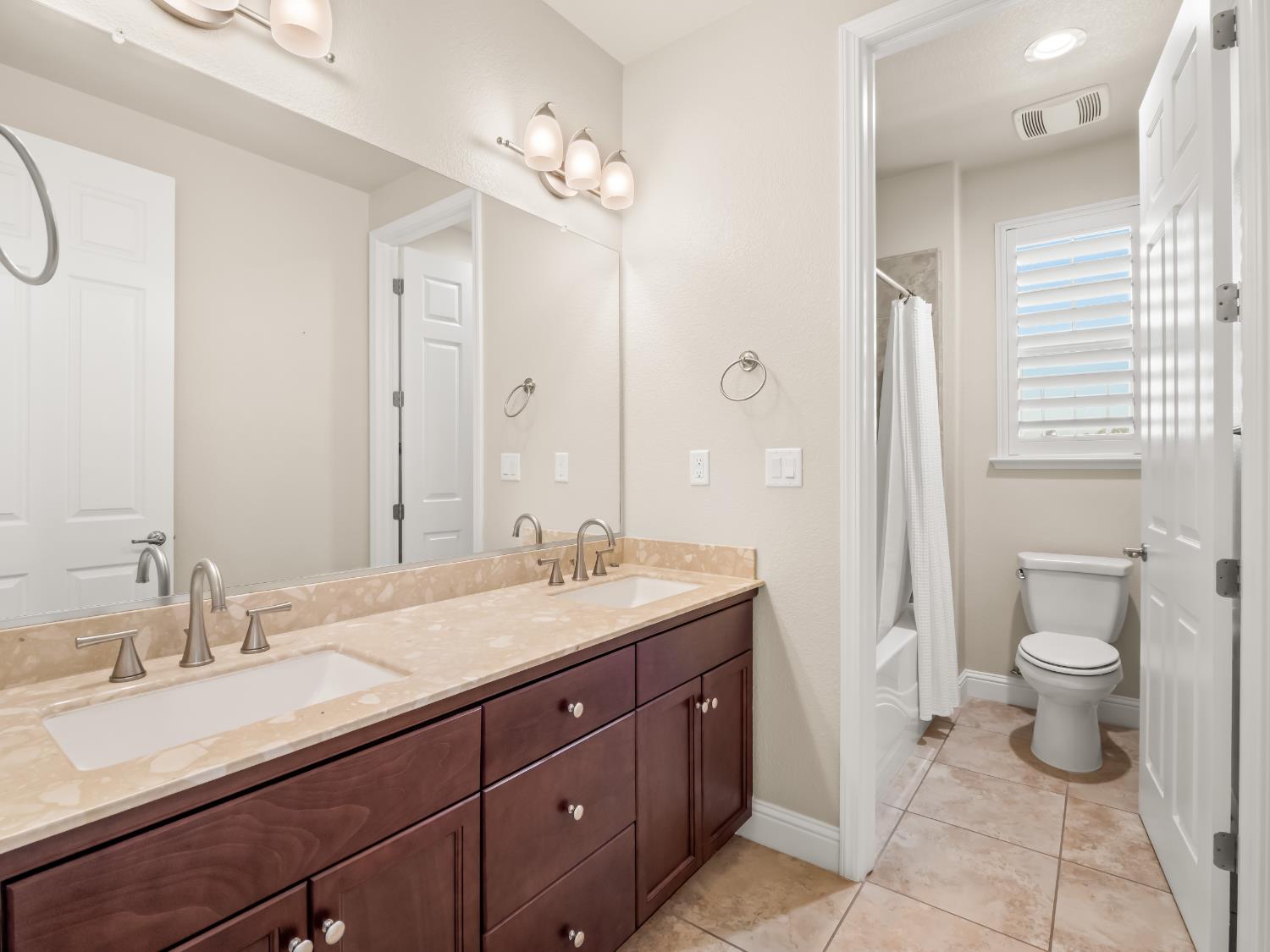 11584 N Via Venitzia Ave, Fresno, CA 93730