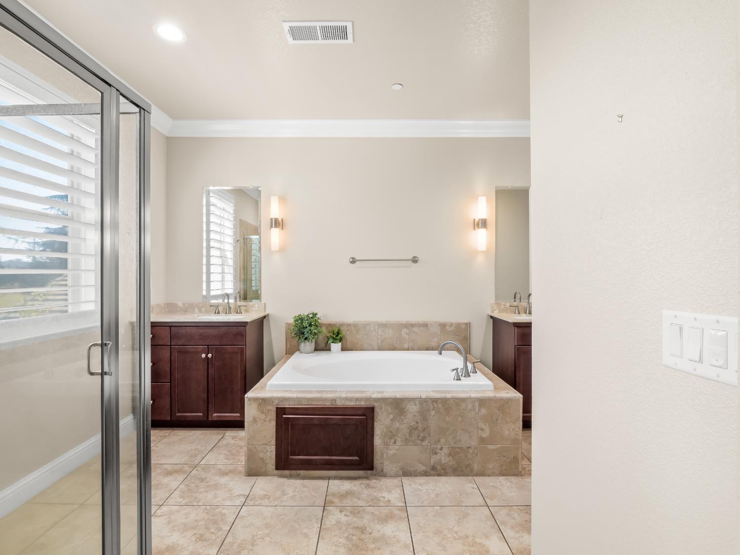 11584 N Via Venitzia Ave, Fresno, CA 93730