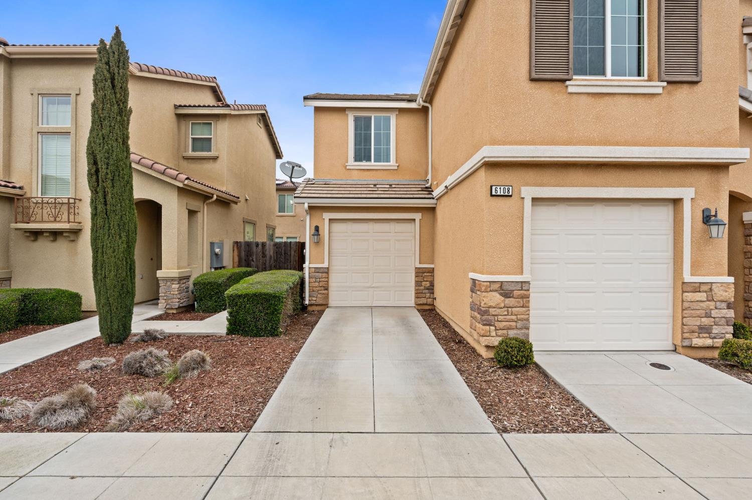 6108 W Dupont Dr, Fresno, CA 93722