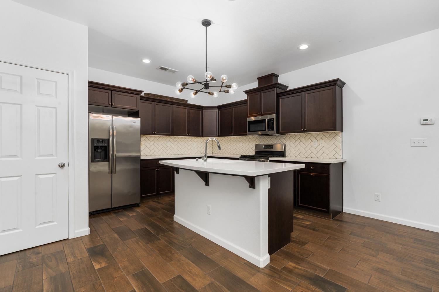 6108 W Dupont Dr, Fresno, CA 93722