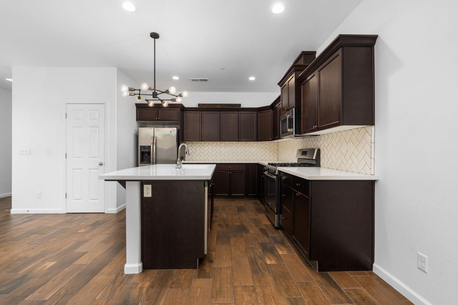 6108 W Dupont Dr, Fresno, CA 93722