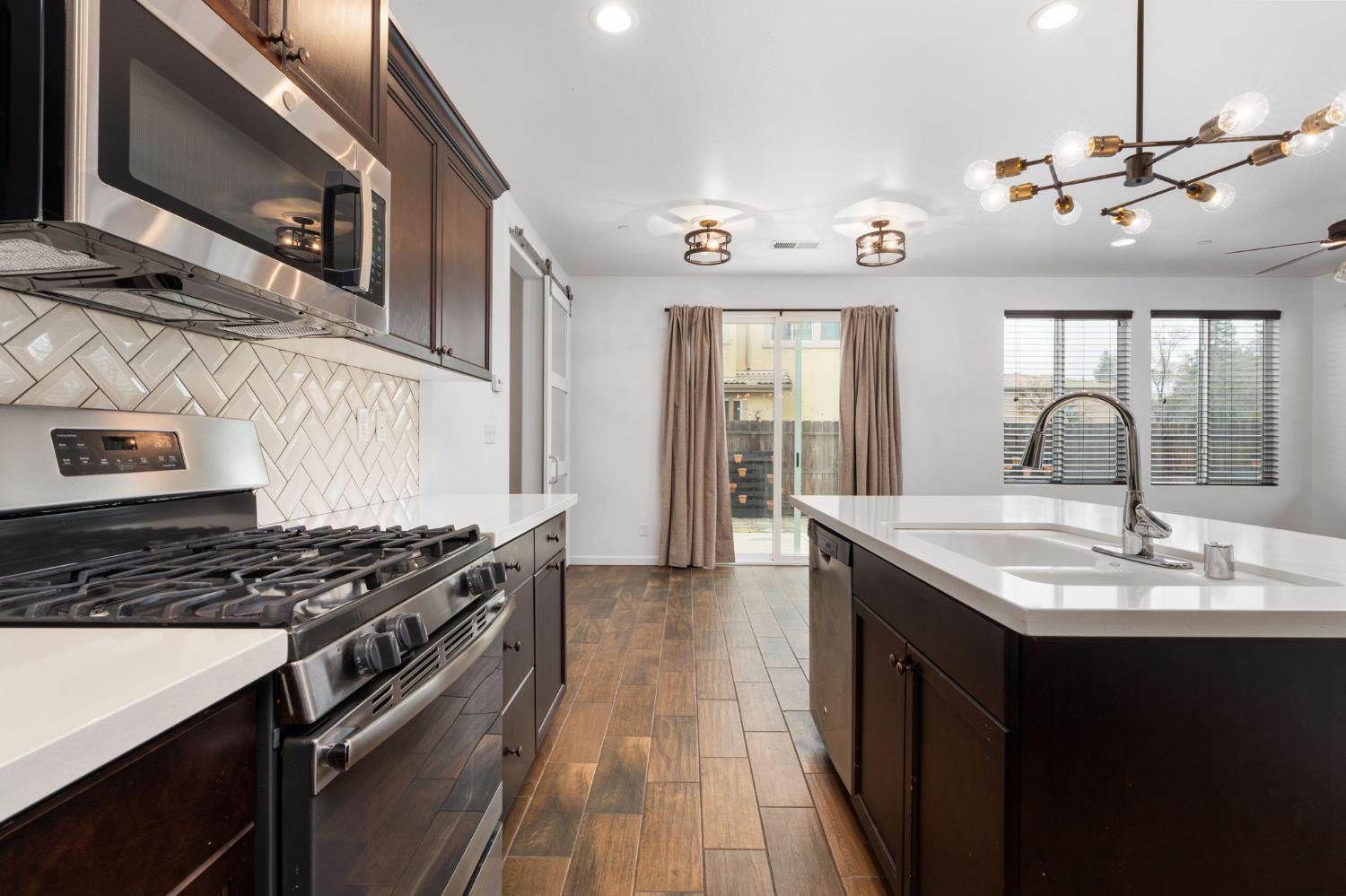 6108 W Dupont Dr, Fresno, CA 93722