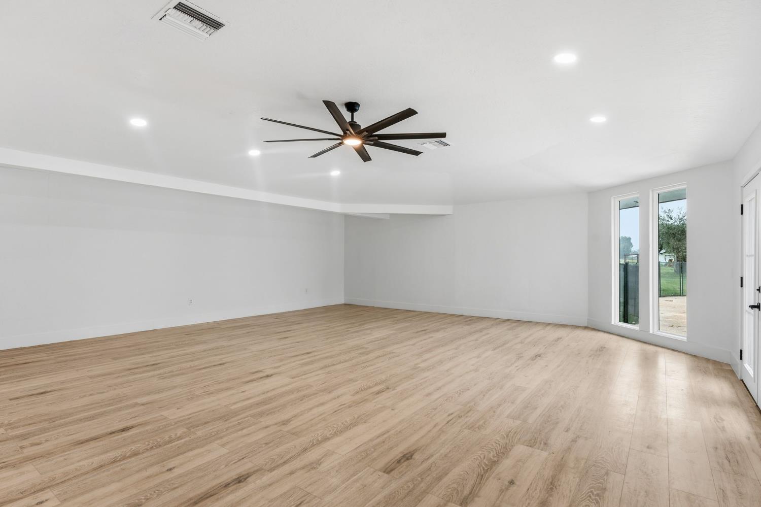 10326 N Fowler Ave, Clovis, CA 93619