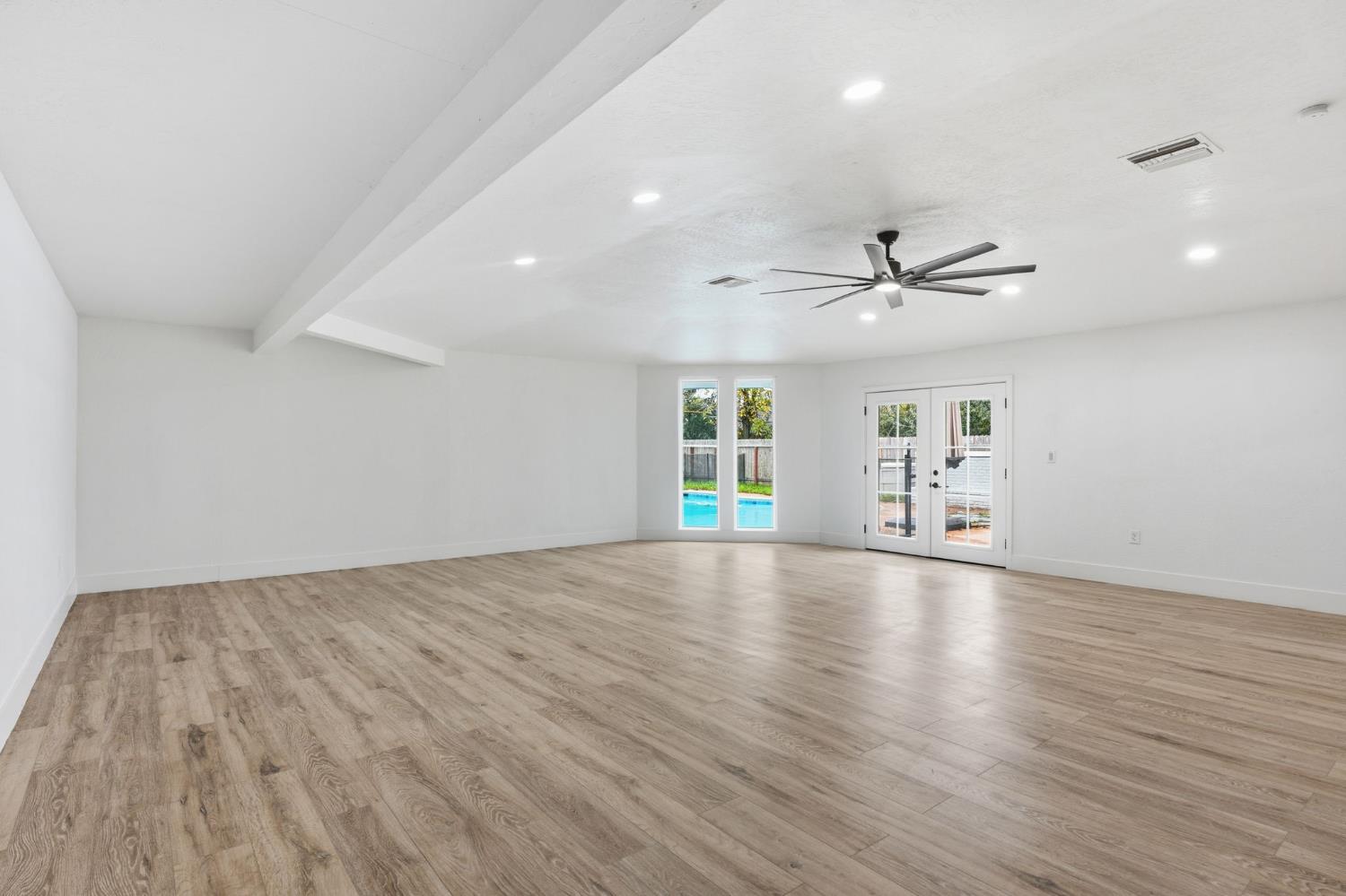 10326 N Fowler Ave, Clovis, CA 93619