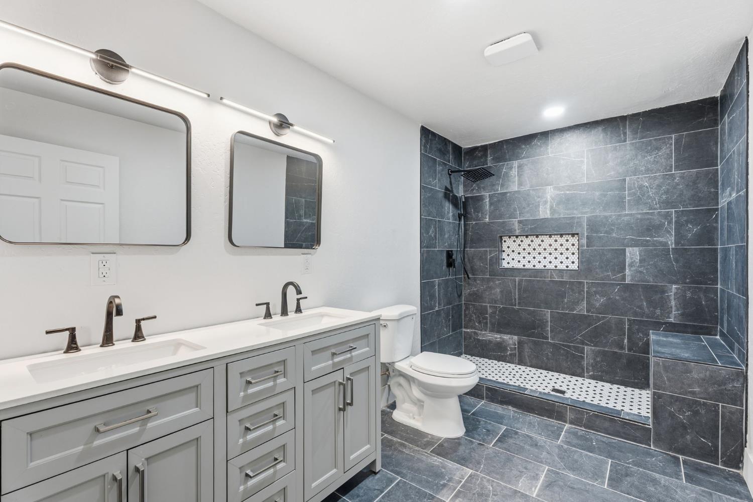 10326 N Fowler Ave, Clovis, CA 93619