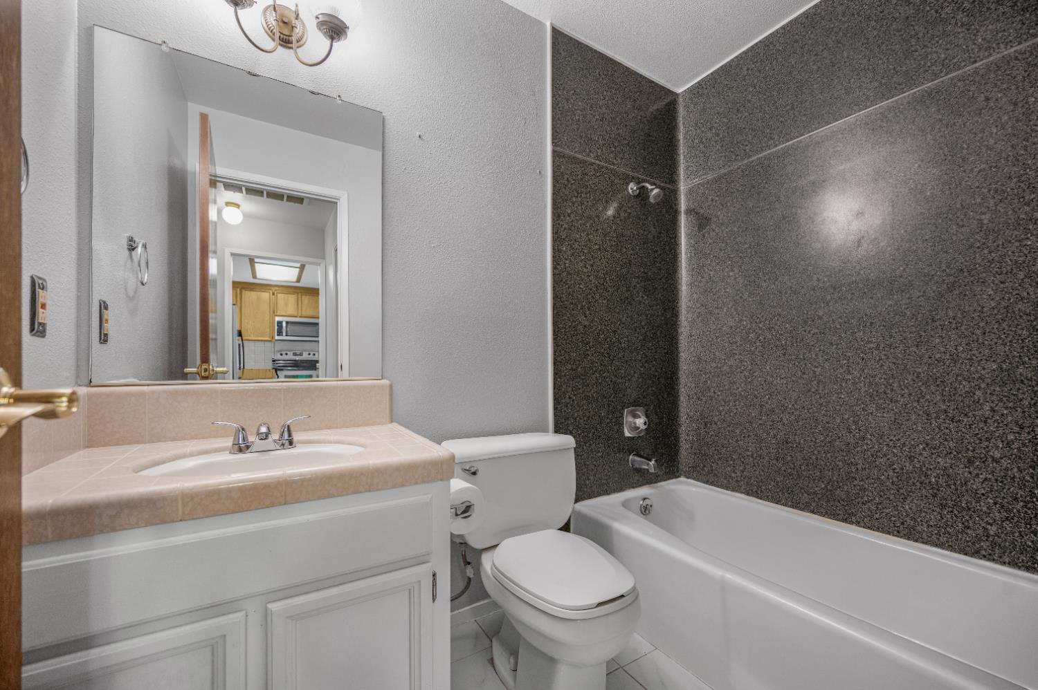 381 E Nees #122, Fresno, CA 93720