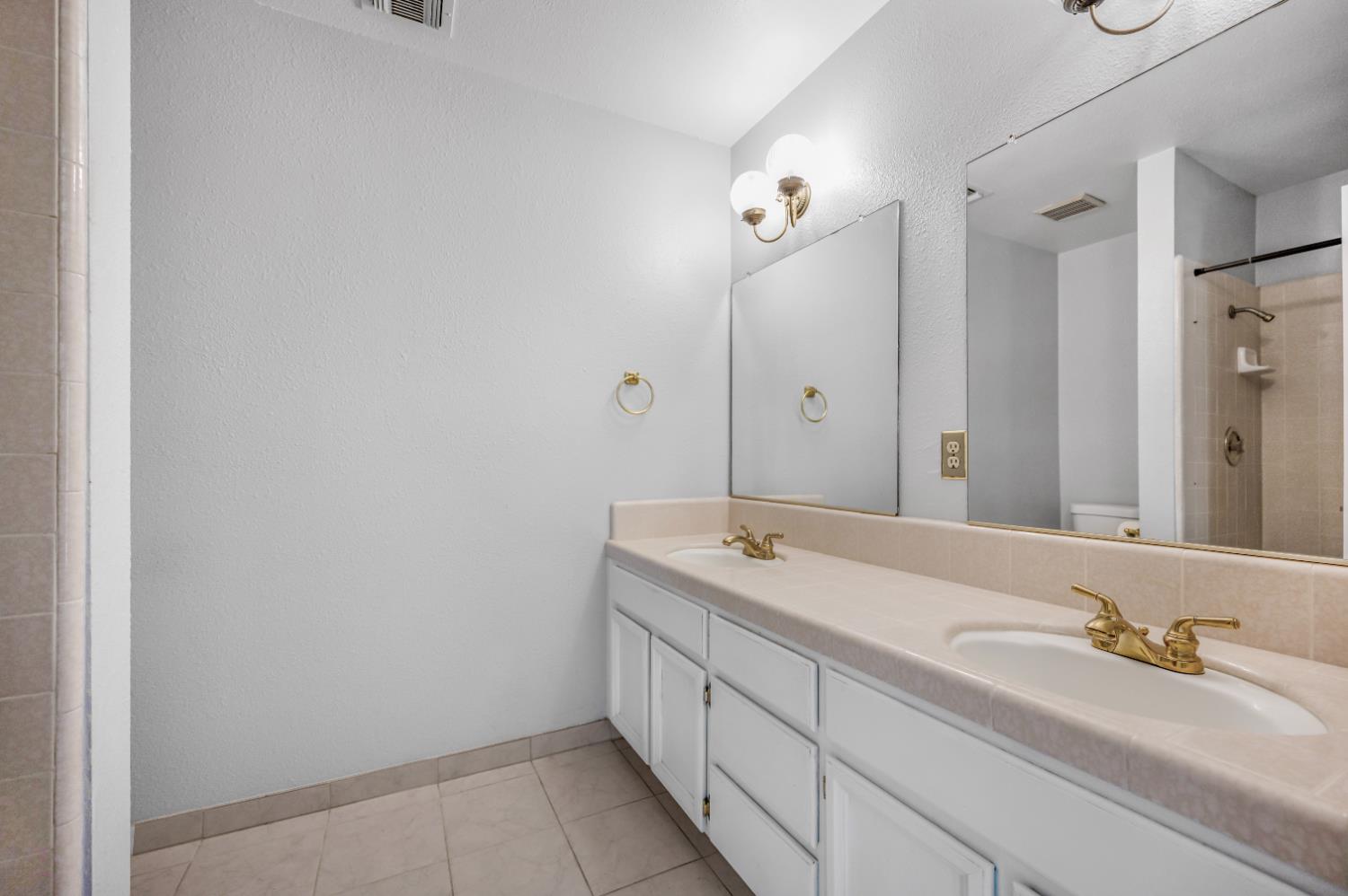 381 E Nees #122, Fresno, CA 93720