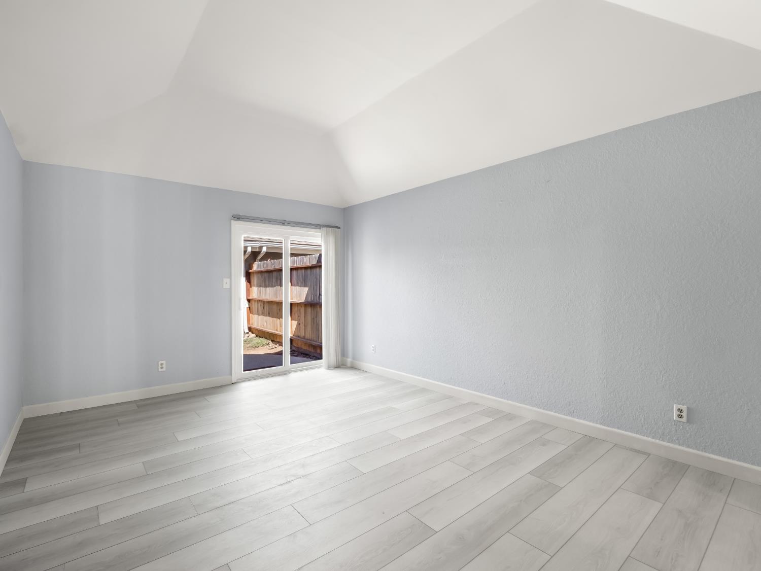 381 E Nees #122, Fresno, CA 93720