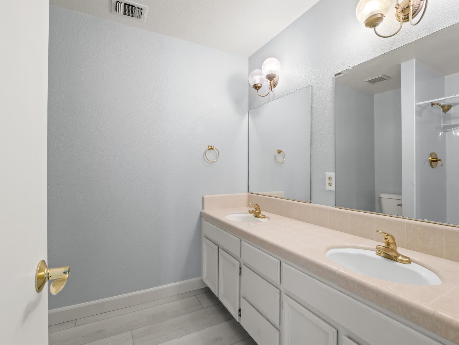 381 E Nees #122, Fresno, CA 93720