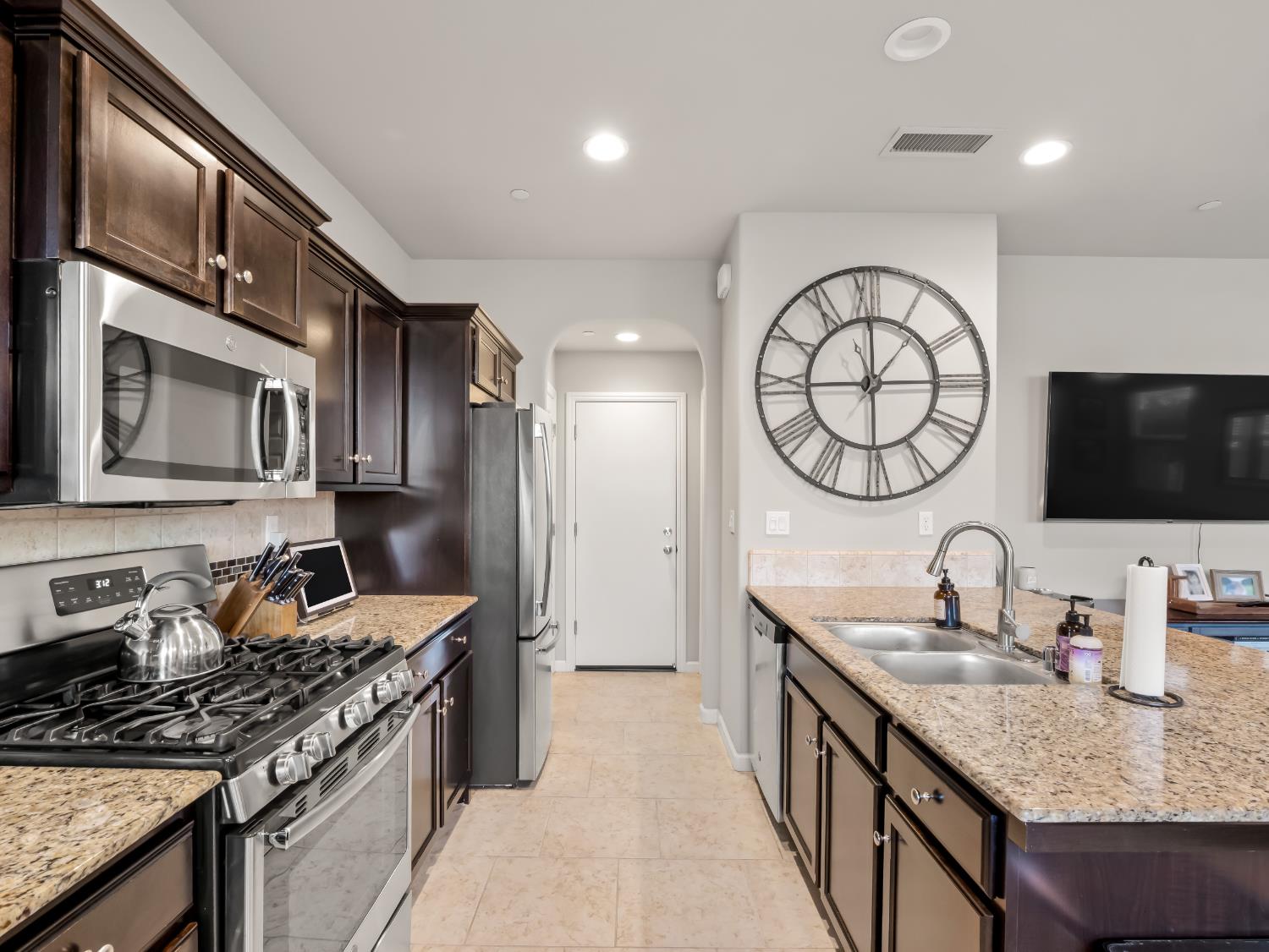 1573 Joy Dr, Clovis, CA 93619