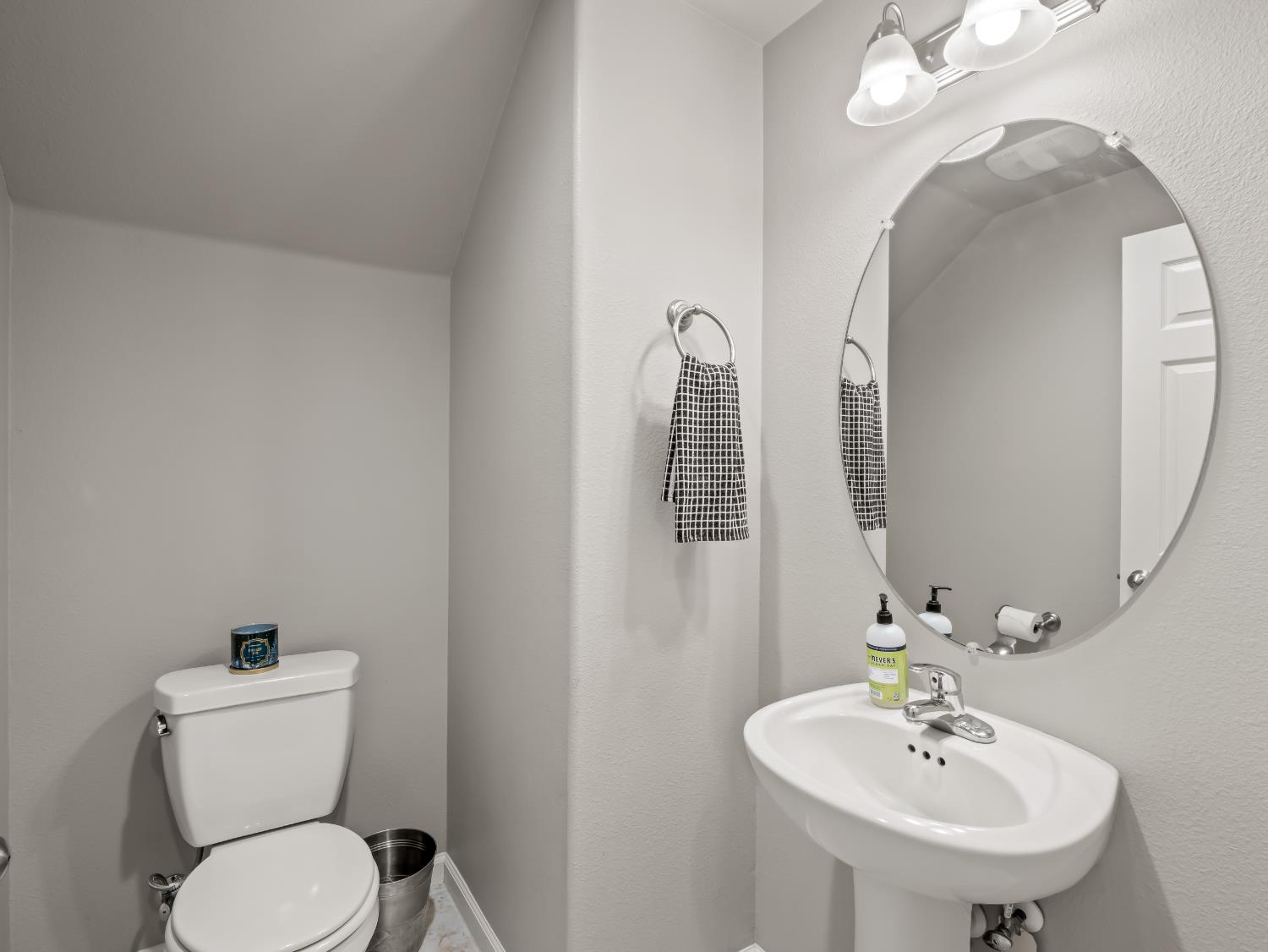 1573 Joy Dr, Clovis, CA 93619