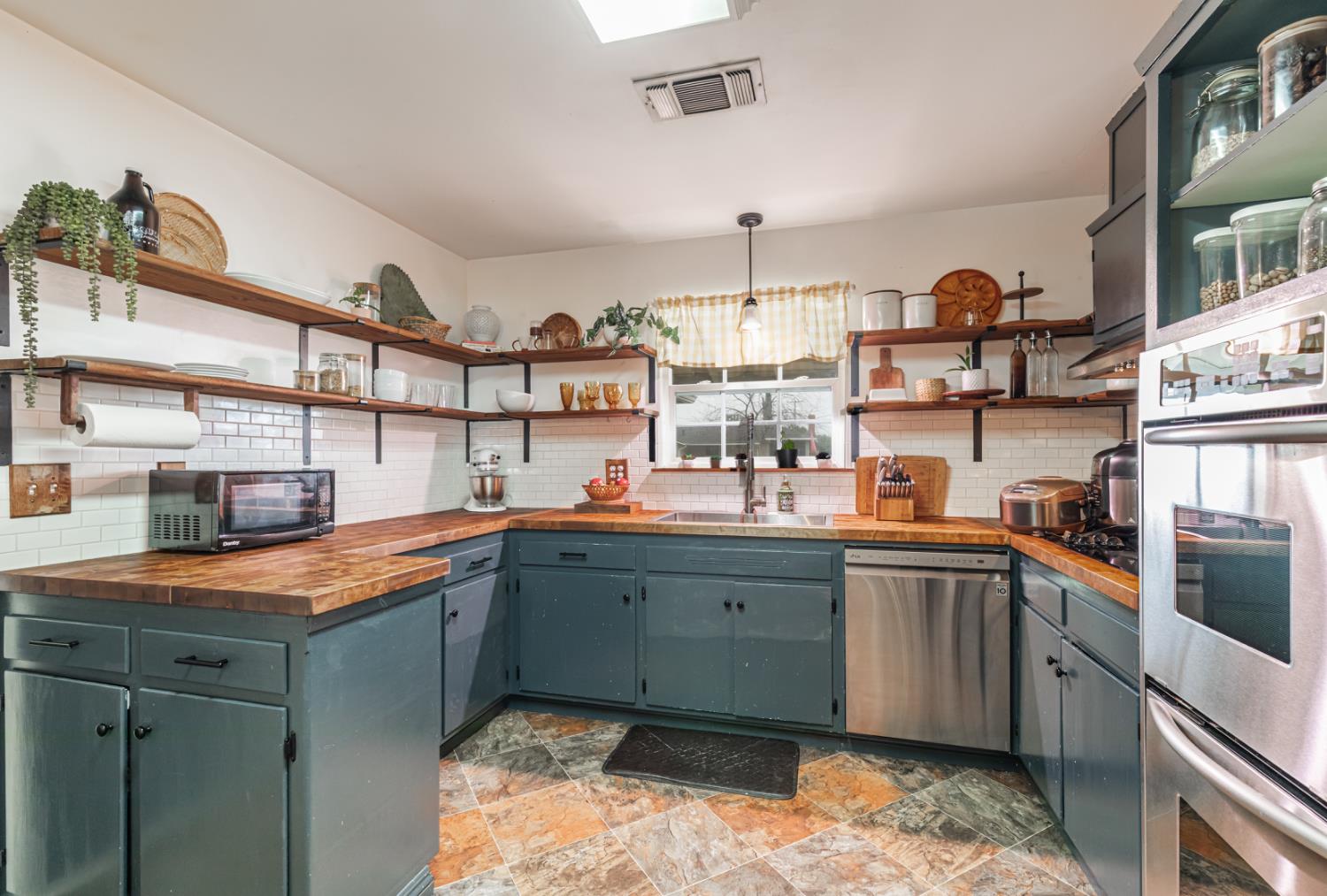 1904 N Burl Ave, Hanford, CA 93230