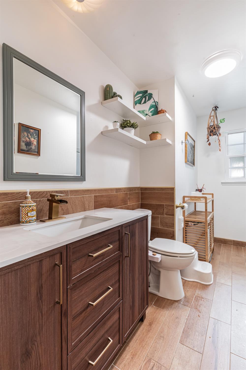 1904 N Burl Ave, Hanford, CA 93230