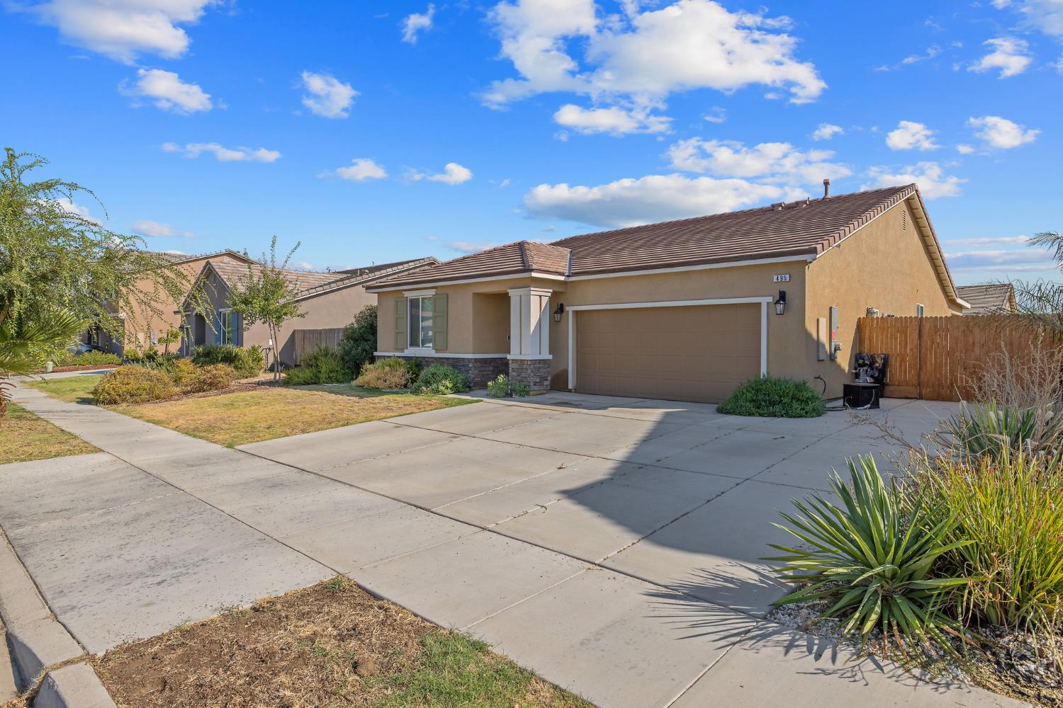 495 Pearl Dr, Lemoore, CA 93245