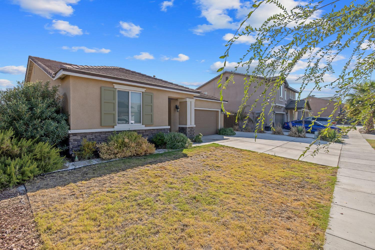 495 Pearl Dr, Lemoore, CA 93245