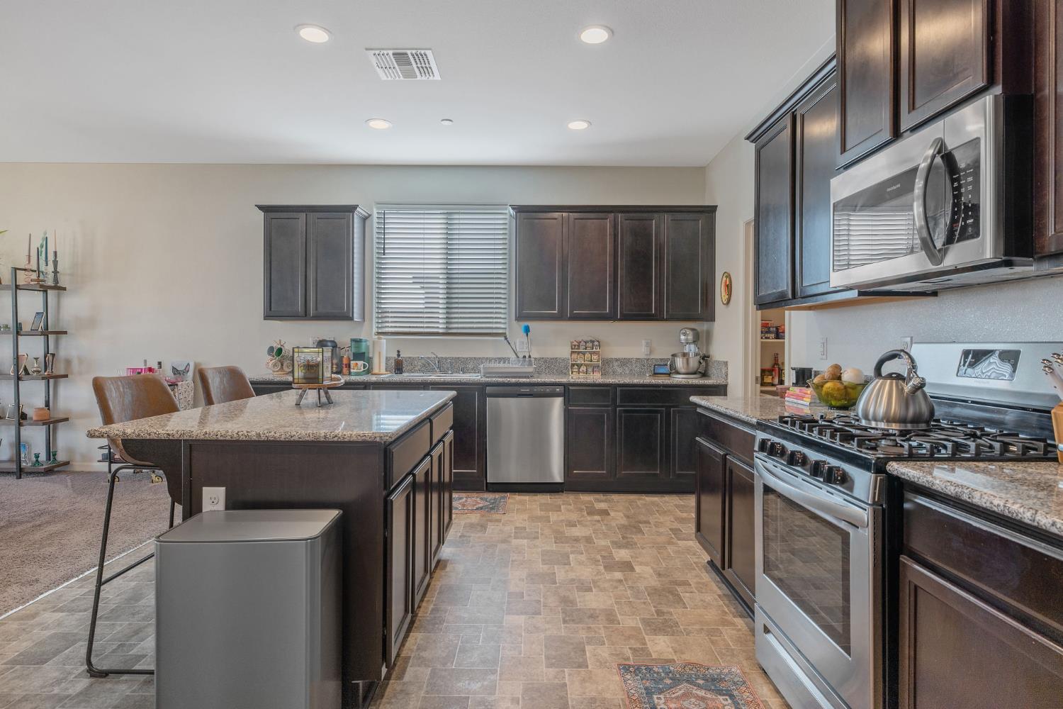 495 Pearl Dr, Lemoore, CA 93245