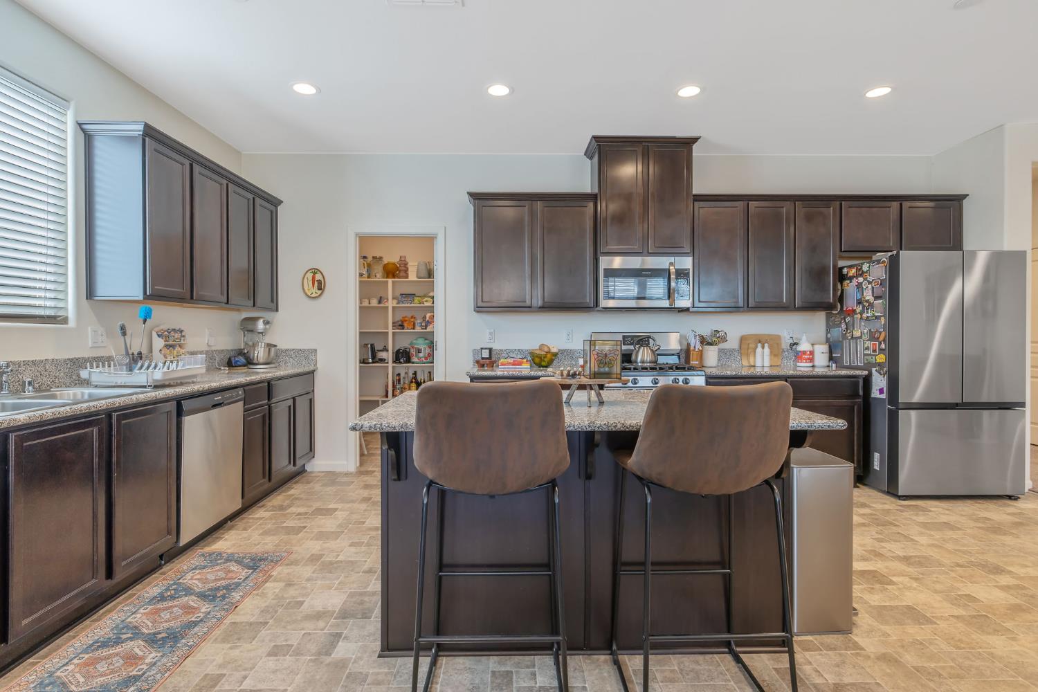 495 Pearl Dr, Lemoore, CA 93245