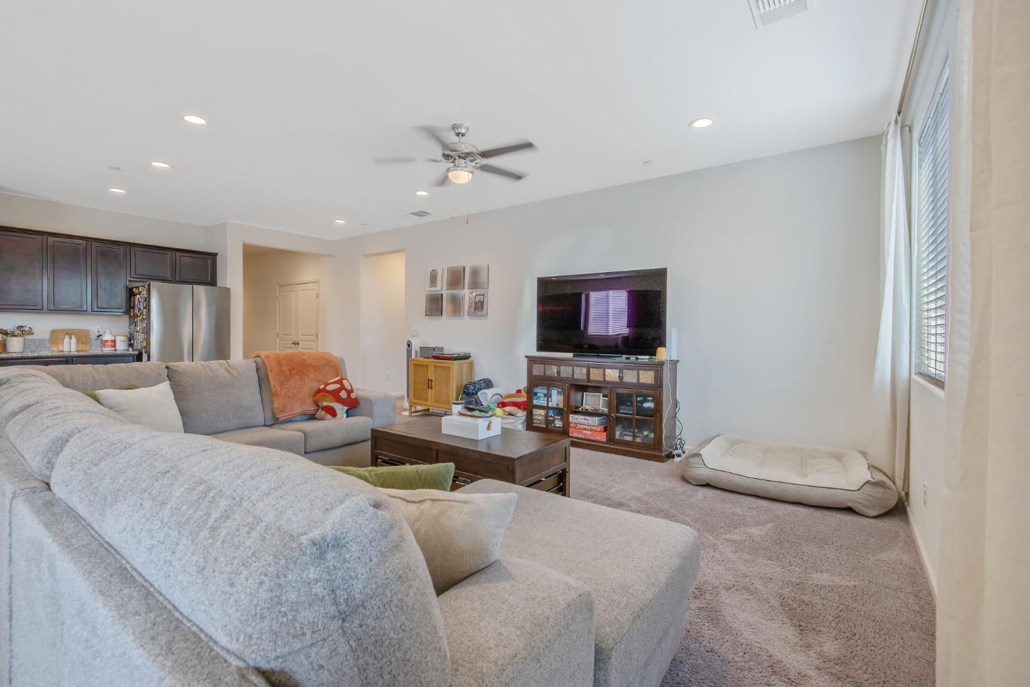 495 Pearl Dr, Lemoore, CA 93245