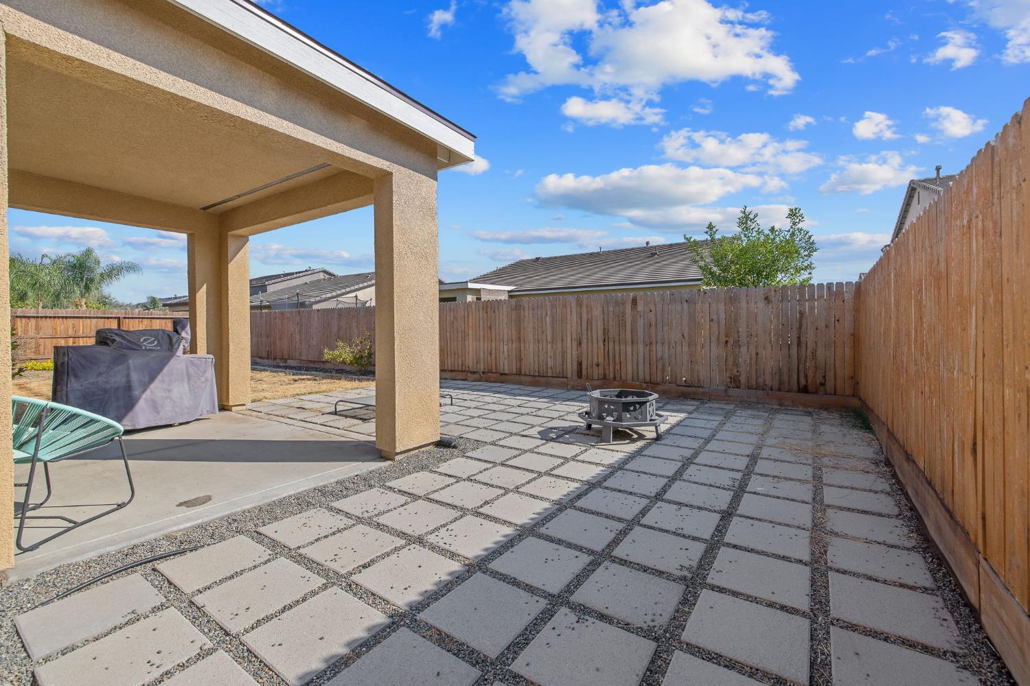 495 Pearl Dr, Lemoore, CA 93245