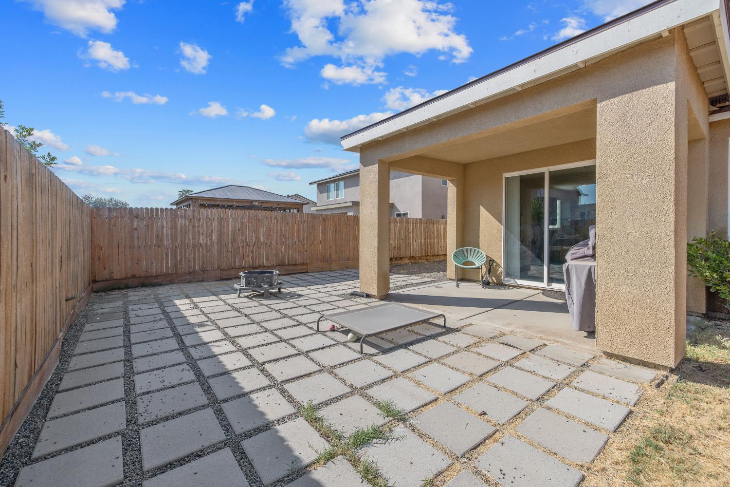 495 Pearl Dr, Lemoore, CA 93245