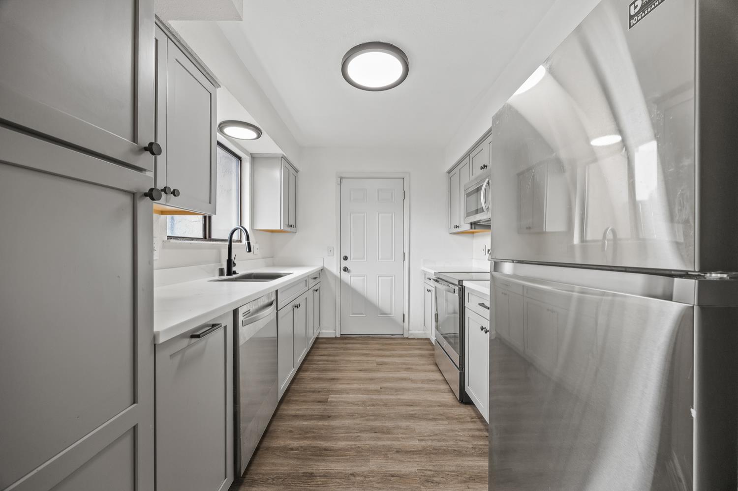 897 Greenfield Ave, Hanford, CA 93230