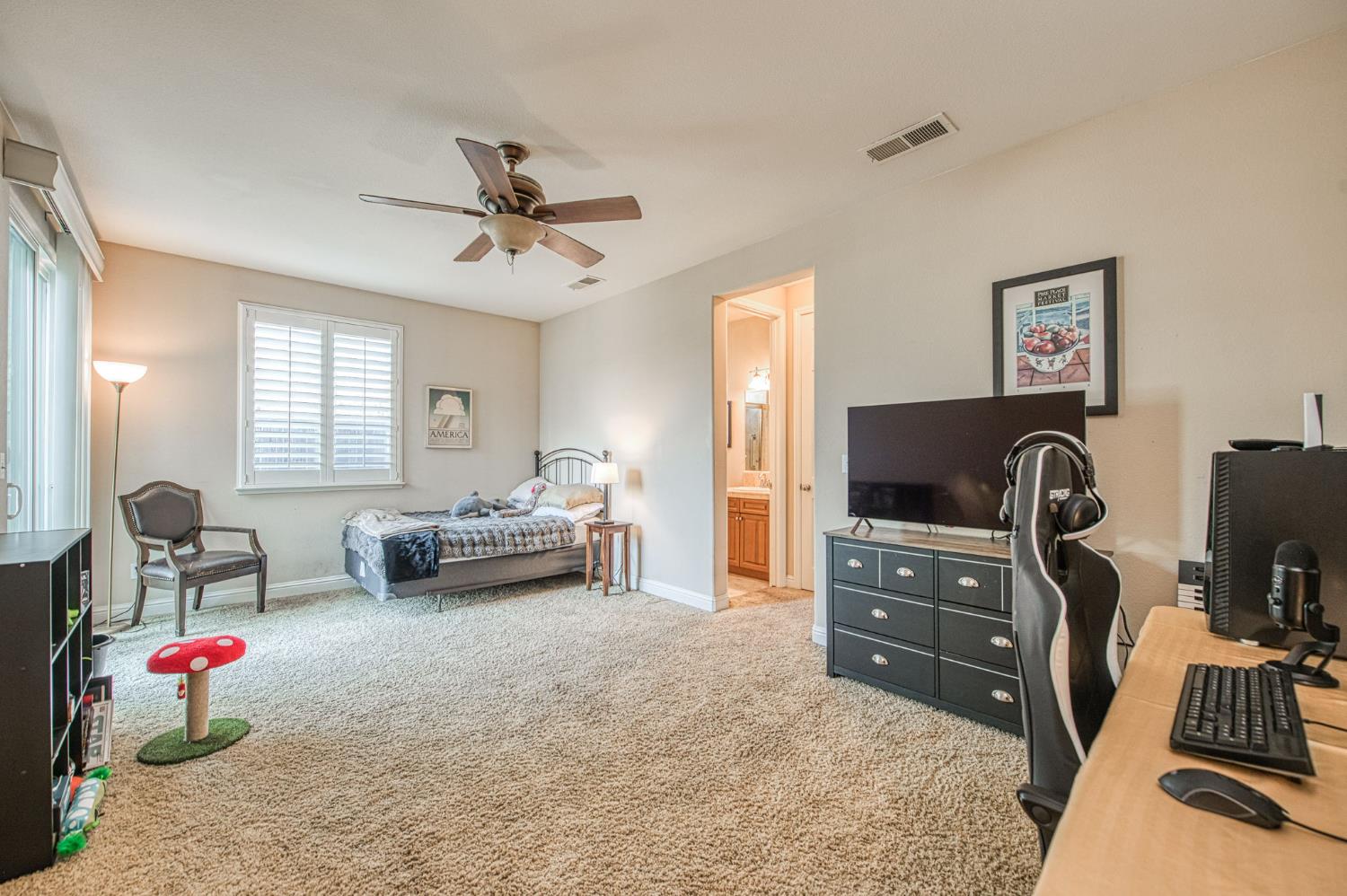 1906 N Langley Ave, Clovis, CA 93619