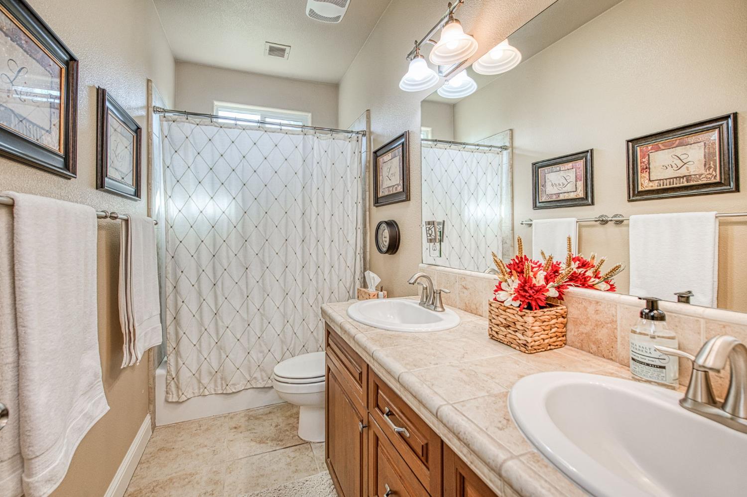 1906 N Langley Ave, Clovis, CA 93619