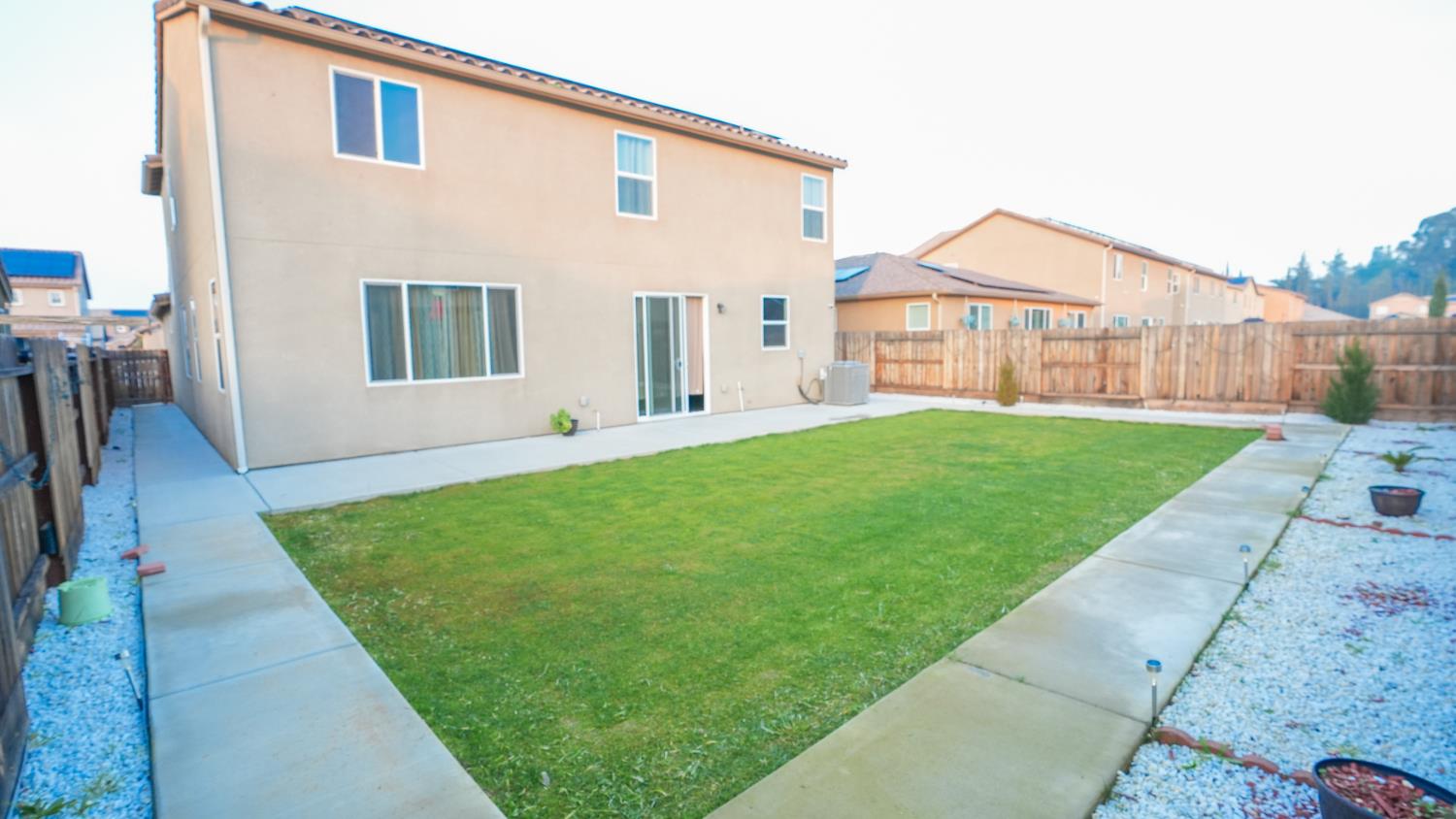 6675 Berkeley Ave E, Fresno, CA 93727