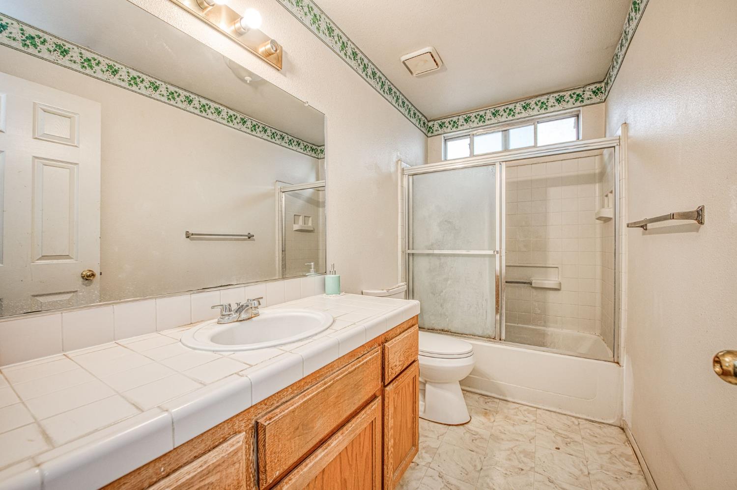 4892 E Grove Ave, Fresno, CA 93725