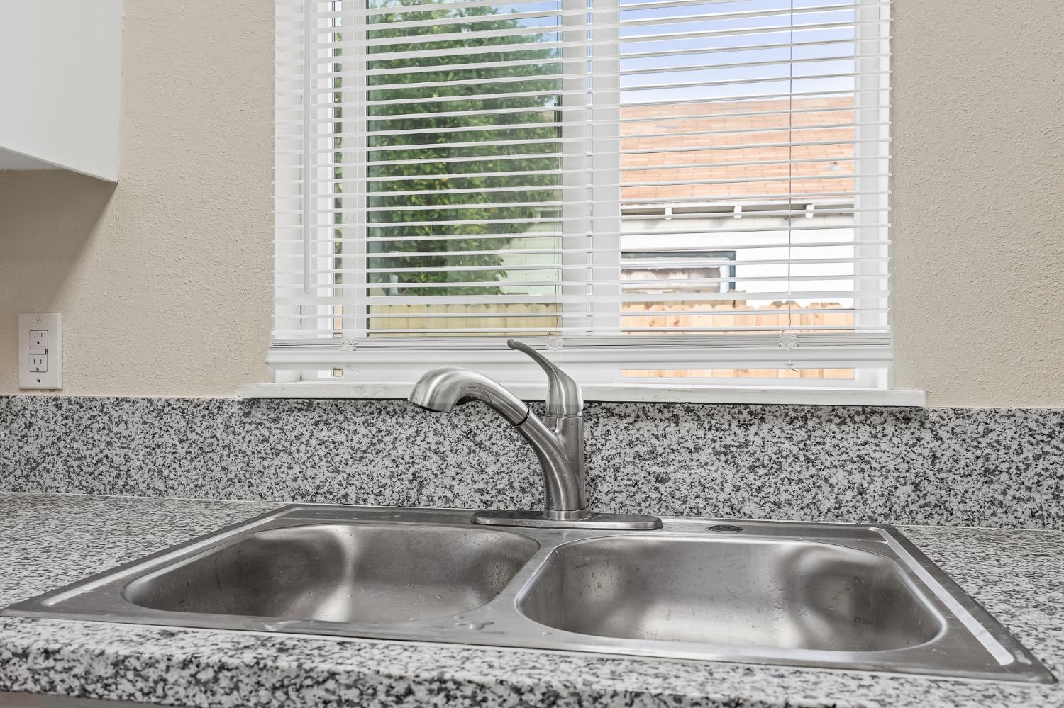 4437 E Thomas Ave, Fresno, CA 93702