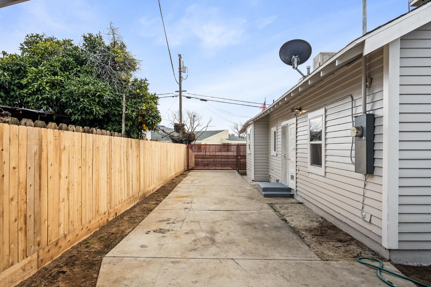 4437 E Thomas Ave, Fresno, CA 93702