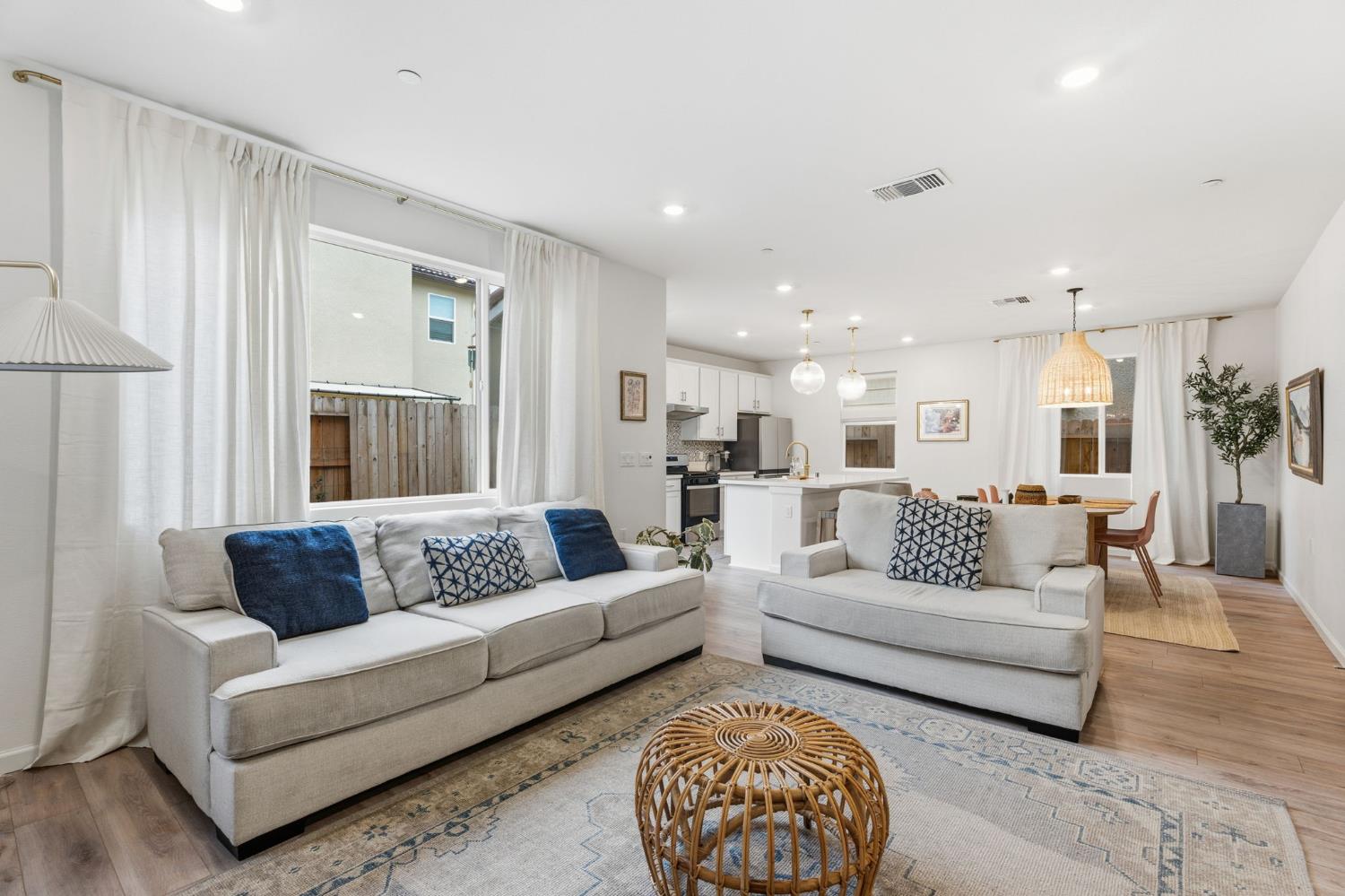 6672 E Washington Ave, Fresno, CA 93727