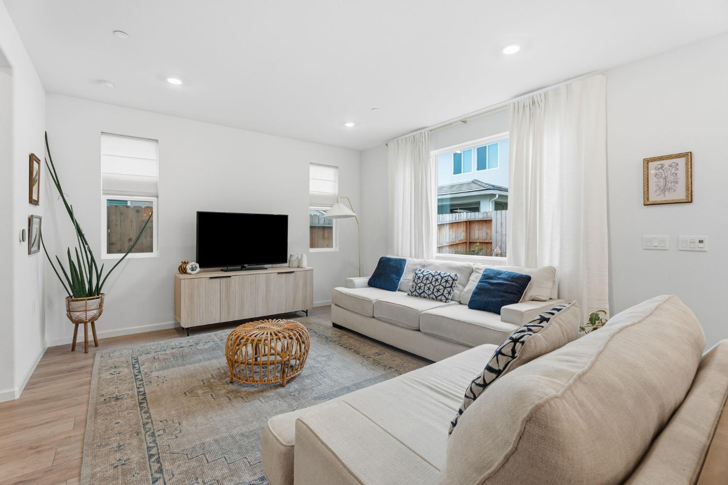 6672 E Washington Ave, Fresno, CA 93727