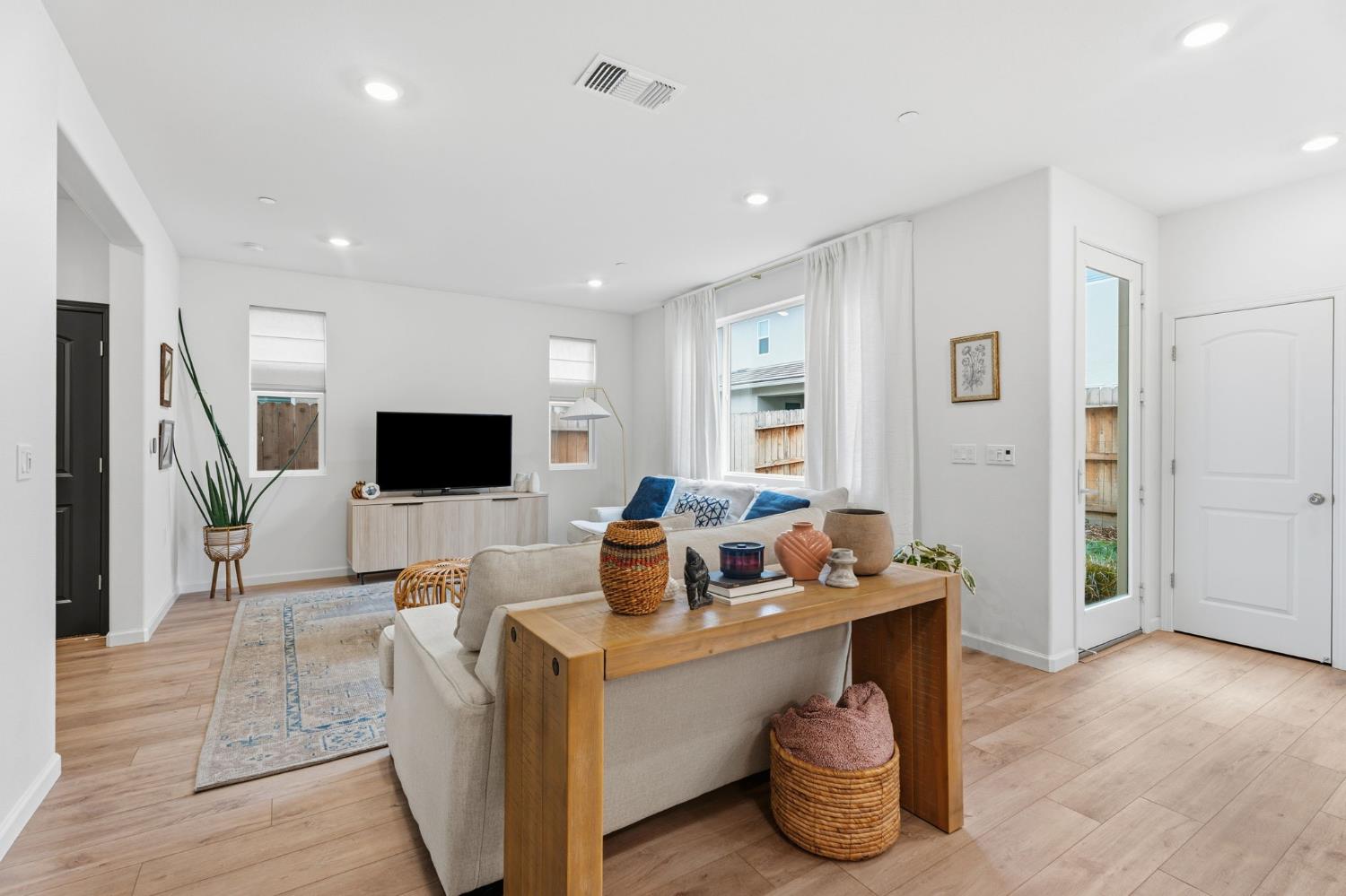 6672 E Washington Ave, Fresno, CA 93727