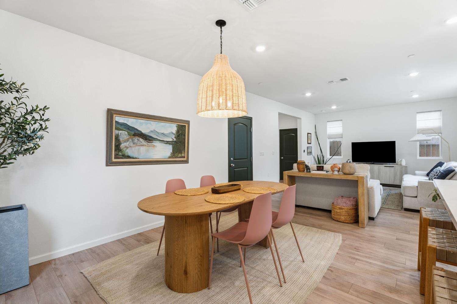 6672 E Washington Ave, Fresno, CA 93727