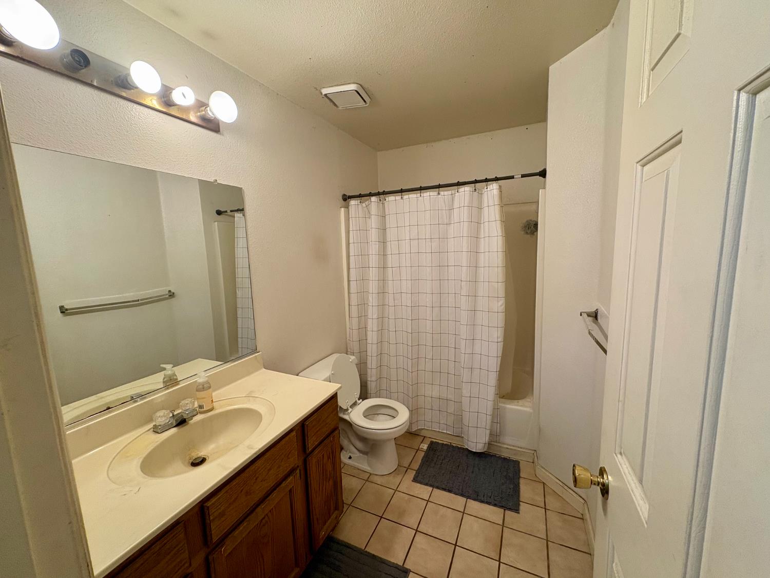 1900 E College Ave, Visalia, CA 93292