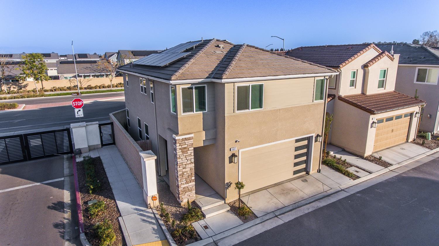 2037 N Rogers Ln, Clovis, CA 93619