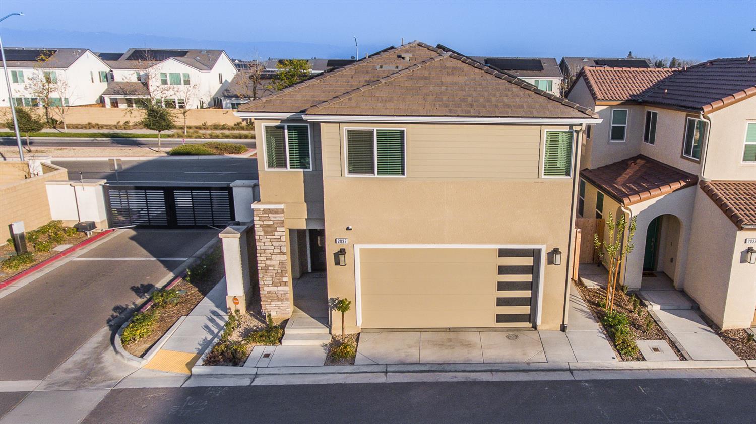 2037 N Rogers Ln, Clovis, CA 93619