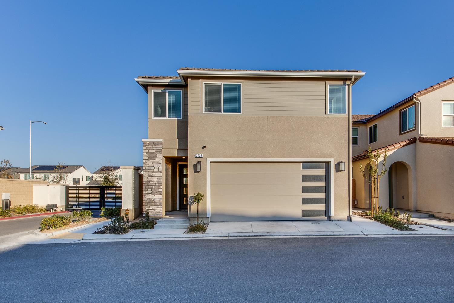 2037 N Rogers Ln, Clovis, CA 93619