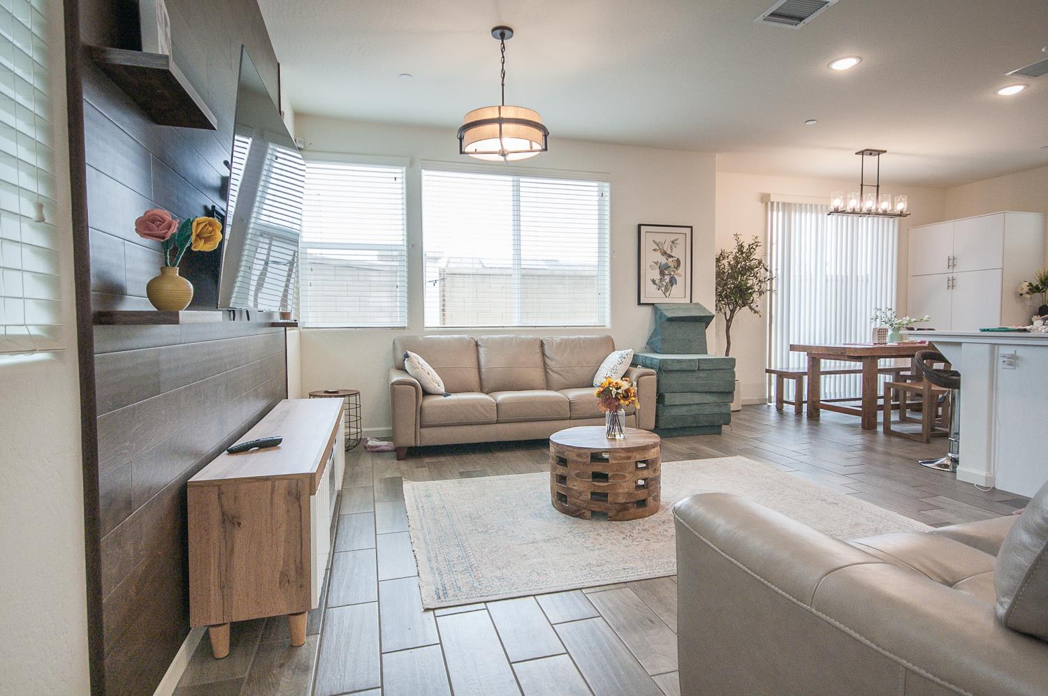 2037 N Rogers Ln, Clovis, CA 93619