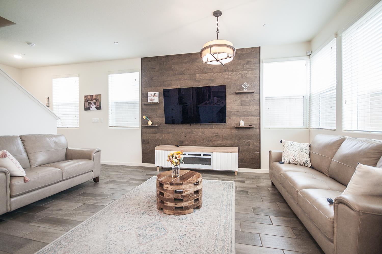 2037 N Rogers Ln, Clovis, CA 93619