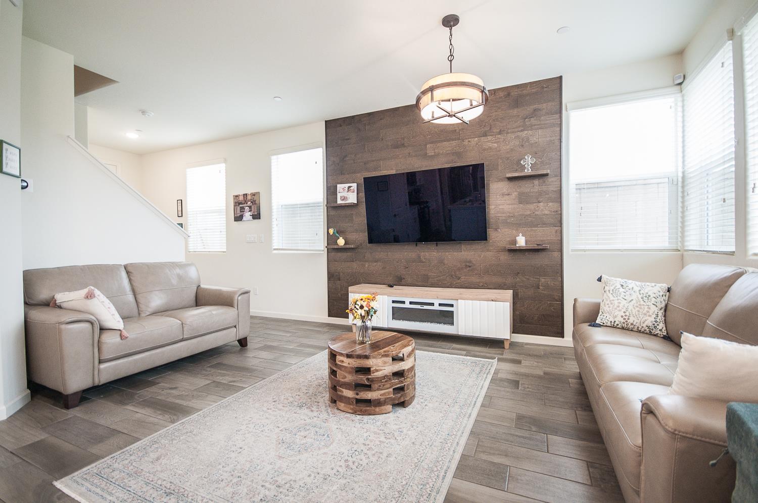 2037 N Rogers Ln, Clovis, CA 93619